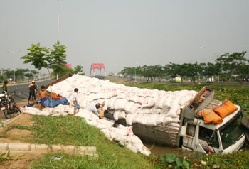 Xe tải nổ lốp lao xuống mương